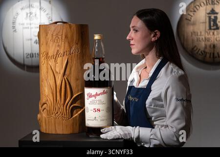 Londra, Inghilterra, Regno Unito. 23 settembre 2025. Un membro dello staff di Sotheby's si trova con il Glenfarclas uno dei 58 anni (bottiglia da 4,5 litri, stimata da 24.000 a 45.000 GBP) durante un'anteprima stampa per The Distillers One of One Auction al Sotheby's di Londra, Regno Unito, il 23 settembre 2025. L'asta si terrà alla Hopetoun House vicino Edimburgo il 10 ottobre. Crediti: ZUMA Press, Inc./Alamy Live News Foto Stock
