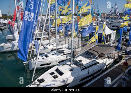I visitatori apprezzeranno il giorno di apertura del 56° Southampton International Boat Show, dove un gran numero di nuovi yacht sono stati ormeggiati e decorati con bandiere Foto Stock