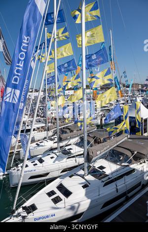I visitatori apprezzeranno il giorno di apertura del 56° Southampton International Boat Show, dove un gran numero di nuovi yacht sono stati ormeggiati e decorati con bandiere Foto Stock