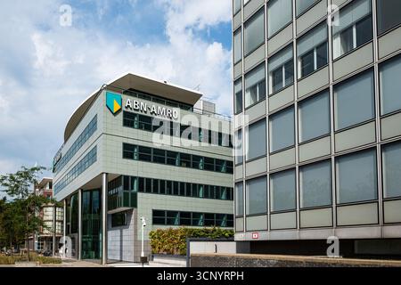 L'Aia, Paesi Bassi, 26 agosto 2025. Facciata dell'edificio della banca ABN AMRO a l'Aia. Vista grandangolare, giorno d'estate coperto, nessuno Foto Stock
