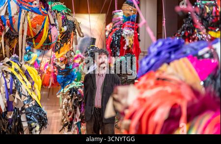 Jonathan Orrell vede il lavoro dell'artista nominata Nnena Kalu durante l'anteprima stampa del Turner Prize 2025 alla Cartwright Hall Art Gallery di Bradford. Data foto: Martedì 23 settembre 2025. Foto Stock