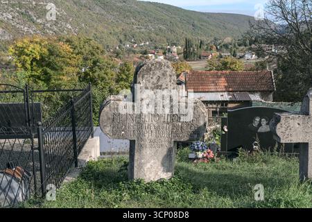 Bosnia-Erzegovina, Drvar (Mun.), Drvar (Titov Drvar): Cimitero di Šobića ('Šobića groblje') Foto Stock