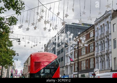 Londra, Regno Unito. 24 settembre 2025. Le decorazioni natalizie sono state erette sopra la testa di Oxford Street, che si dice sia la strada di vendita al dettaglio più trafficata d’Europa. I concessionari sperano in un periodo festivo di grande impatto nonostante le difficili condizioni economiche per i consumatori. Crediti: Stephen Chung / Alamy Live News Foto Stock