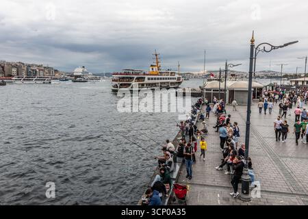 ISTANBUL, TURCHIA - 18 SETTEMBRE 2022: Pescatori a Eminonu a Istanbul, Turchia Foto Stock