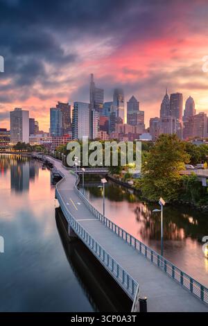 Philadelphia, Pennsylvania, Stati Uniti. Immagine del paesaggio urbano del centro di Philadelphia, Pennsylvania e del fiume Schuylkill che conduce alla città alla splendida alba. Foto Stock