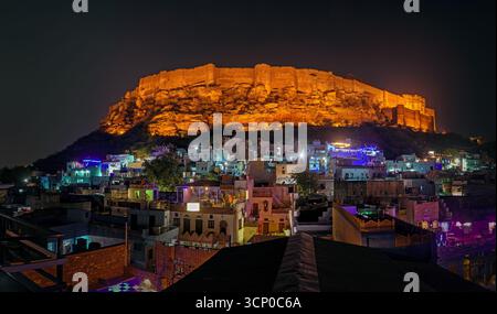 Forte di Mehrangarh nel panorama notturno. Jodhpur, Rajasthan, India Foto Stock