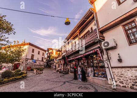 ANKARA, TURCHIA - 20 SETTEMBRE 2022: Strade dell'antico quartiere di Kale ad Ankara, Turchia Foto Stock