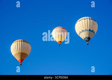 Tre mongolfiere nel cielo blu della Cappadocia Türkiye Foto Stock