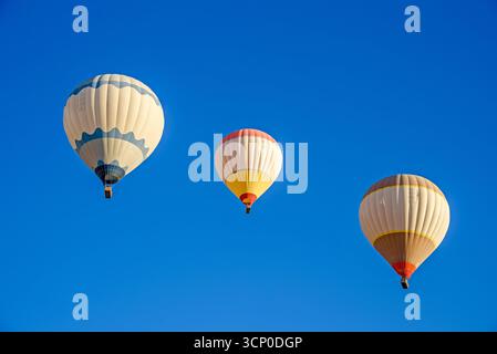 Tre mongolfiere nel cielo blu della Cappadocia Türkiye Foto Stock