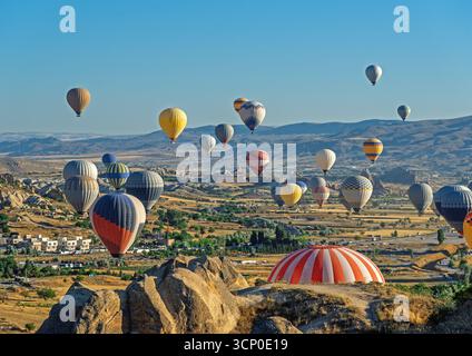 Mongolfiere nel cielo della Cappadocia Türkiye Foto Stock