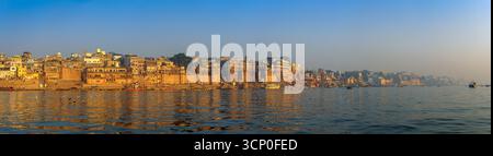 Panorama dei Ghati dal Gange. Varanasi, India Foto Stock