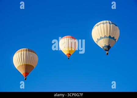 Tre mongolfiere nel cielo blu della Cappadocia Türkiye Foto Stock
