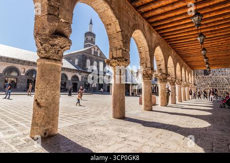 DIYARBAKIR, TURCHIA - 25 SETTEMBRE 2022: Cortile della grande Moschea di Diyarbakir, Turchia Foto Stock