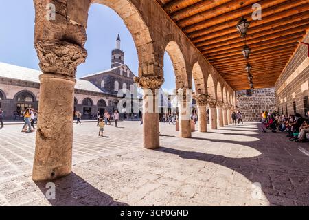DIYARBAKIR, TURCHIA - 25 SETTEMBRE 2022: Cortile della grande Moschea di Diyarbakir, Turchia Foto Stock