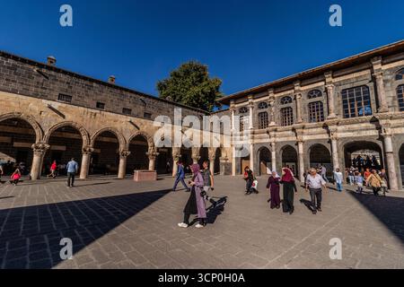 DIYARBAKIR, TURCHIA - 25 SETTEMBRE 2022: Cortile della grande Moschea di Diyarbakir, Turchia Foto Stock
