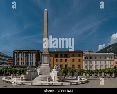 Antica piazza delle arance a massa, Italia, in un momento di tranquillità Foto Stock