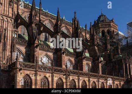 Esterno della Cattedrale di Notre-Dame di Strasburgo con contrafforti volanti gotici nella città di Strasburgo, Alsazia, Francia. Foto Stock