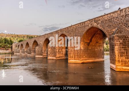 Antico ponte Dicle sul fiume Tigri vicino a Diyarbakir, Turchia Foto Stock