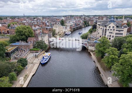 Vista aerea del ponte Lendal sul fiume Ouse a York, North Yorkshire, Regno Unito. Foto Stock