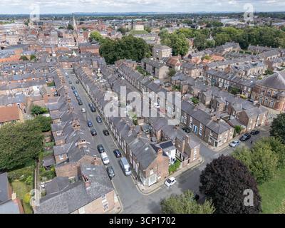 Vista aerea di una parte residenziale di York (YO1) vicino alla stazione ferroviaria di York, York, Yorkshire, Regno Unito. Foto Stock
