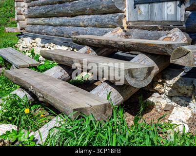 Veranda in legno fatta di tronchi segati a metà lunghezza Foto Stock