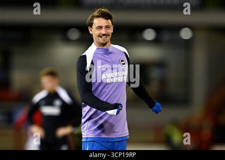 Olivier Boscagli di Brighton e Hove Albion si scalda davanti alla partita del terzo turno della Carabao Cup all'Oakwell Stadium di Barnsley. Data foto: Martedì 23 settembre 2025. Foto Stock