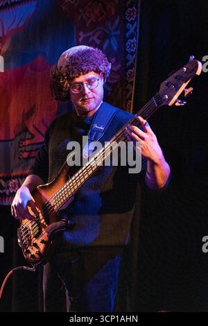 Bill Frampton, musicista turnista di Bristol, che suona il basso Foto Stock