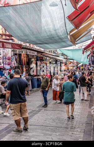 ISTANBUL, TURCHIA - 18 SETTEMBRE 2022: Via dello shopping nel centro di Istanbul, Turchia Foto Stock