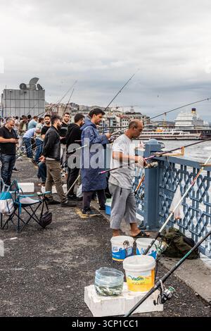 ISTANBUL, TURCHIA - 18 SETTEMBRE 2022: Pescatori al ponte Galata di Istanbul, Turchia. Foto Stock