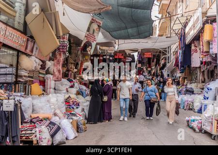 ANKARA, TURCHIA - 20 SETTEMBRE 2022: Via dello shopping nel centro di Ankara, Turchia Foto Stock