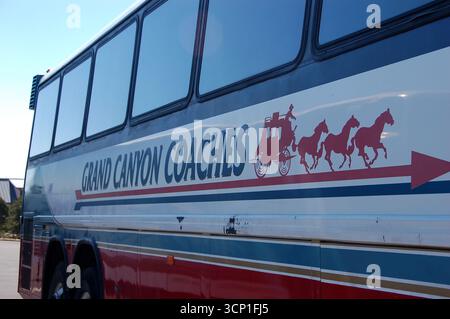 Vista laterale di un autobus turistico del Grand Canyon Coaches con logo e design della carrozza trainata da cavalli, pronto a trasportare i visitatori attraverso l'area del canyon dell'Arizona Foto Stock