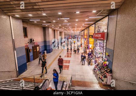 ANKARA, TURCHIA - 20 SETTEMBRE 2022: Sottopassaggio nella stazione Kizilay della metropolitana di Ankara, Turchia Foto Stock