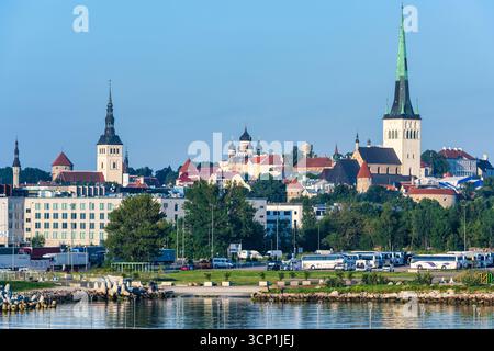 Vista delle torri della chiesa della città vecchia di Tallinn dall'area del porto - Tallinn, Estonia, Nord Europa Foto Stock