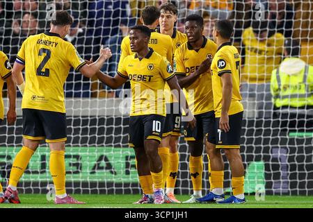 5, Marshall Munetsi del Wolverhampton Wanderers (secondo da destra) si congratula per il gol che ha segnato durante il terzo turno della Carabao Cup tra Wolverhampton Wanderers e Everton a Molineux, Wolverhampton martedì 23 settembre 2025. (Foto: Stuart Leggett | mi News) crediti: MI News & Sport /Alamy Live News Foto Stock