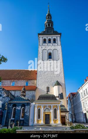 Ex Chiesa di San Nicola, ora Museo Niguliste, vista da Niguliste Tänav nella città vecchia di Tallinn in Estonia, Nord Europa Foto Stock