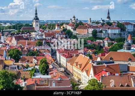 Ammira i tetti di tegole rosse e le guglie della chiesa della città vecchia di Tallinn dalla torre della chiesa di Sant'Olaf a Tallinn, Estonia, Nord Europa Foto Stock