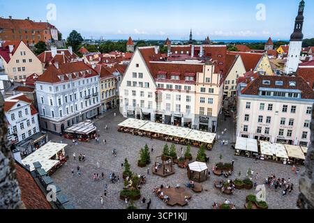 Vista aerea degli edifici e dei ristoranti di Raekoja Plats (Piazza del Municipio) dalla torre del Municipio nella città vecchia di Tallinn in Estonia, Europa settentrionale Foto Stock