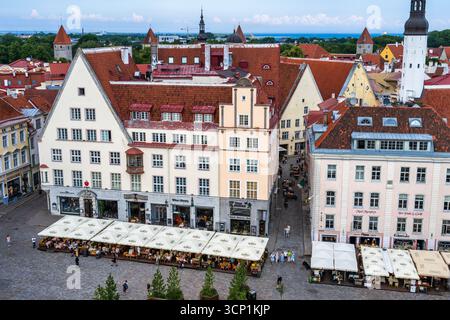 Vista aerea degli edifici e dei ristoranti di Raekoja Plats (Piazza del Municipio) dalla torre del Municipio nella città vecchia di Tallinn in Estonia, Europa settentrionale Foto Stock