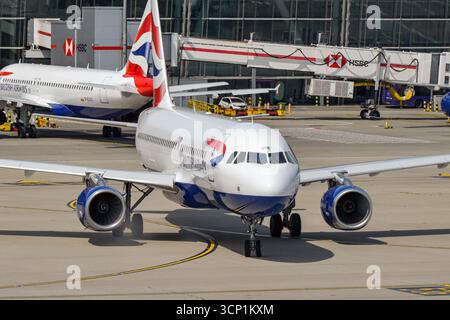 Londra, Inghilterra, Regno Unito - 20 maggio 2025: British Airways Airbus A320 (registrazione G-EUUE) in fase di rullaggio per il decollo di fronte al Terminal 5 di Heathrow Foto Stock