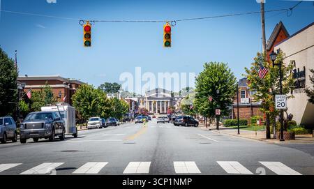 Linconton, North Carolina - 14 luglio 2025: Riprese grandangolari su Main St. Da Cedar St. Verso il tribunale. Soleggiato giorno d'estate. Foto Stock