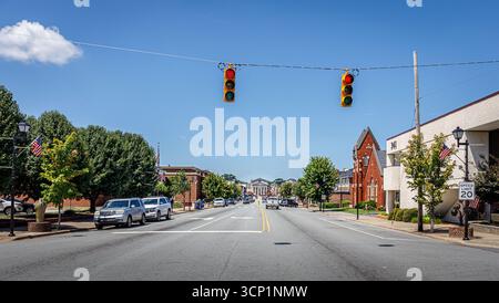 Linconton, North Carolina - 14 luglio 2025: Riprese grandangolari su Main St. Da Cedar St. Verso il tribunale. Soleggiato giorno d'estate. Foto Stock