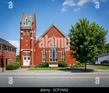 Lincolnton, Carolina del Nord, Stati Uniti d'America - 14 luglio 2025: Chiesa riformata di Emanuel, edificio in mattoni rossi in stile neogotico, con campanile in mattoni, su Main Street Foto Stock