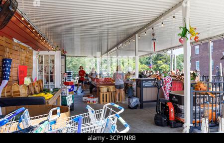 Lincolnton, North Carolina, Stati Uniti d'America - 14 luglio 2025: Burton Farms General Store su Main Street. Mercato agricolo all'aperto con 3 giovani. Foto Stock