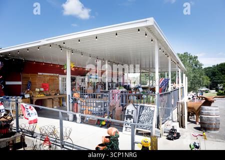 Lincolnton, North Carolina, Stati Uniti d'America - 14 luglio 2025: Burton Farms General Store su Main Street. Mercato agricolo all'aperto con 2 giovani. Foto Stock