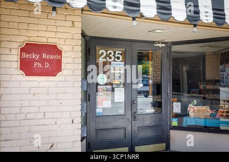 Lincolnton, North Carolina, USA-14 luglio 2025: Psicologa clinica, Becky Reavis, dottorato di ricerca di fronte a Main Street. Cartello e ingresso. Psyclinc. Foto Stock