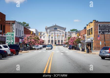 Lincolnton, North Carolina, Stati Uniti d'America - 14 luglio 2025: Ampia vista del tribunale della contea di Lincoln da Main St., con edifici vicino all'Academy St. intersec Foto Stock