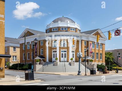 Lincolnton, North Carolina, USA-14 luglio 2025: La prima Chiesa metodista unita sulla Main Street, dedicata nel 1924, architettura in stile revival classico Foto Stock