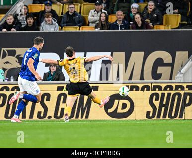 23 settembre 2025; Molineux Stadium, Wolverhampton, West Midlands, Inghilterra; Carabao Cup Football, Wolverhampton Wanderers contro Everton; Jorgen Strand Larsen dei Wolverhampton Wanderers tira in porta Foto Stock