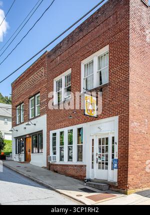 Saluda, North Carolina, USA - 18 settembre 2025: Vista frontale diagonale del Green River Brew Depot. Giornata soleggiata e blu del cielo. Foto Stock