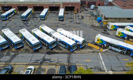 Montreal, Quebec, Canada. 23 settembre 2025. I lavoratori sindacalizzati che gestiscono il sistema di trasporto pubblico di Montreal hanno lanciato uno "sciopero limitato" lunedì in mezzo a una disputa in corso con il loro datore di lavoro, la Société de Transport de Montréal (STM).da lunedì scorso, e proseguendo per due settimane "" o fino al raggiungimento di un accordo i servizi di autobus e metropolitana saranno ridotti solo il lunedì, il mercoledì e il venerdì. La foto mostra gli autobus parcheggiati in un garage STM. (Credit Image: © Serkan Senturk/ZUMA Press Wire) SOLO PER USO EDITORIALE! Non per USO commerciale! Foto Stock